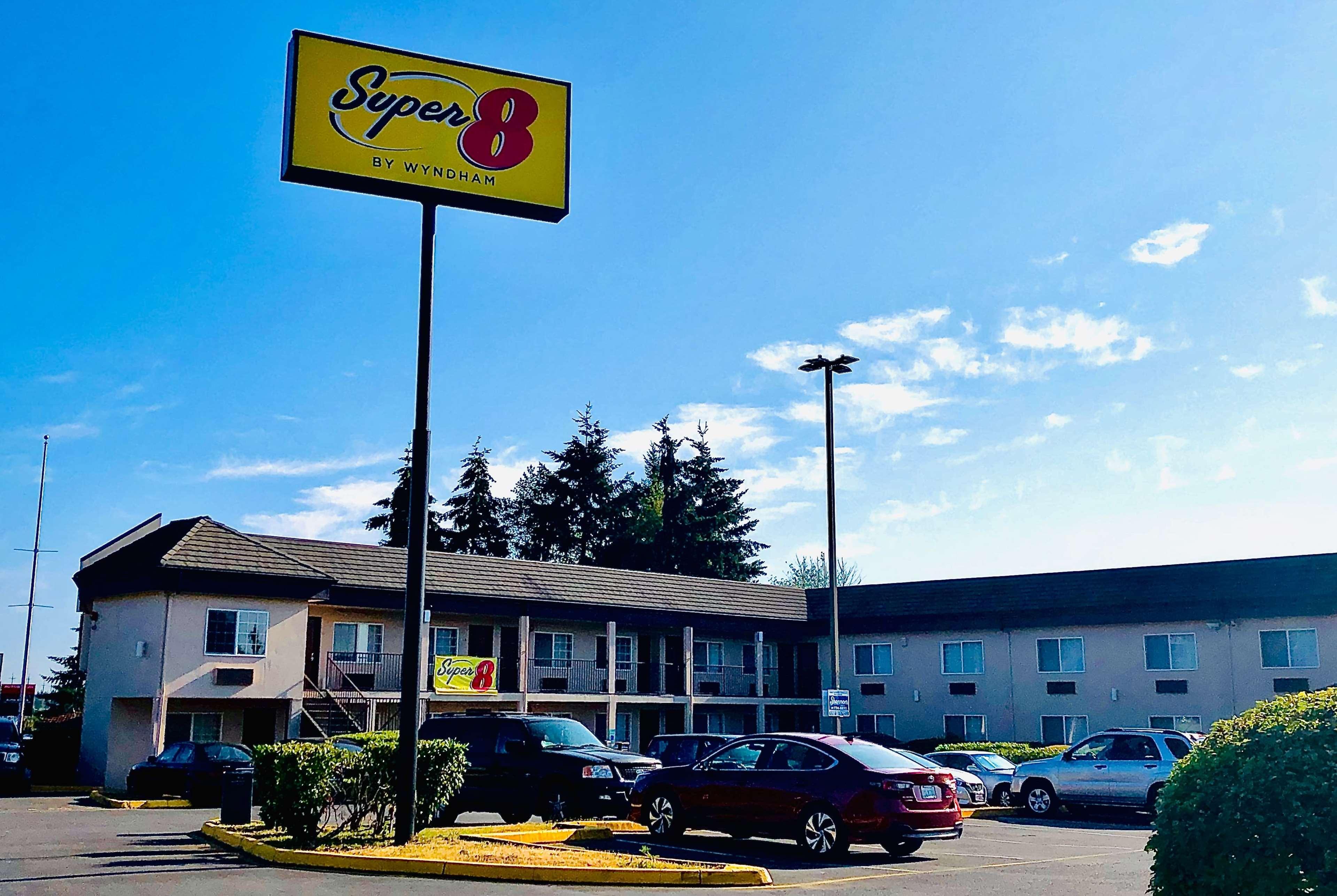 Super 8 By Wyndham Lynnwood Motel Exterior photo