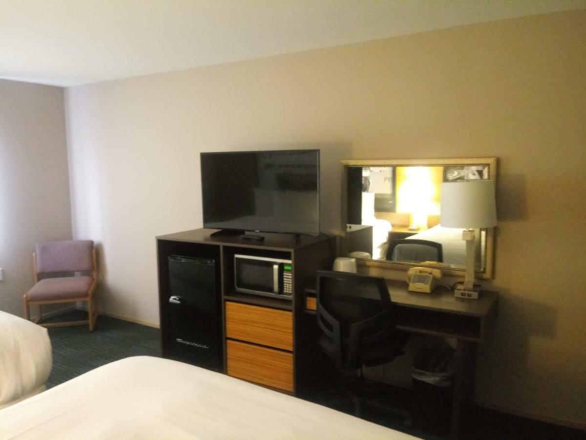 Super 8 By Wyndham Lynnwood Motel Exterior photo